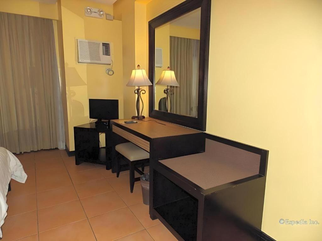 Planta Centro Bacolod Hotel & Residences Exterior foto