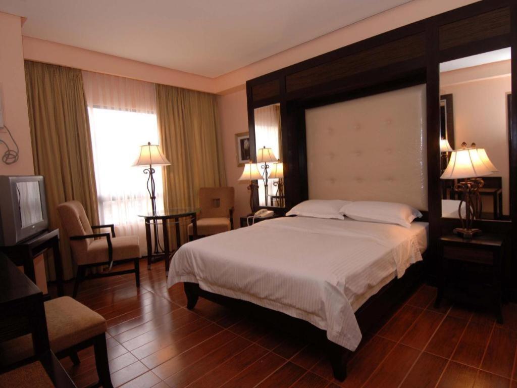 Planta Centro Bacolod Hotel & Residences Exterior foto