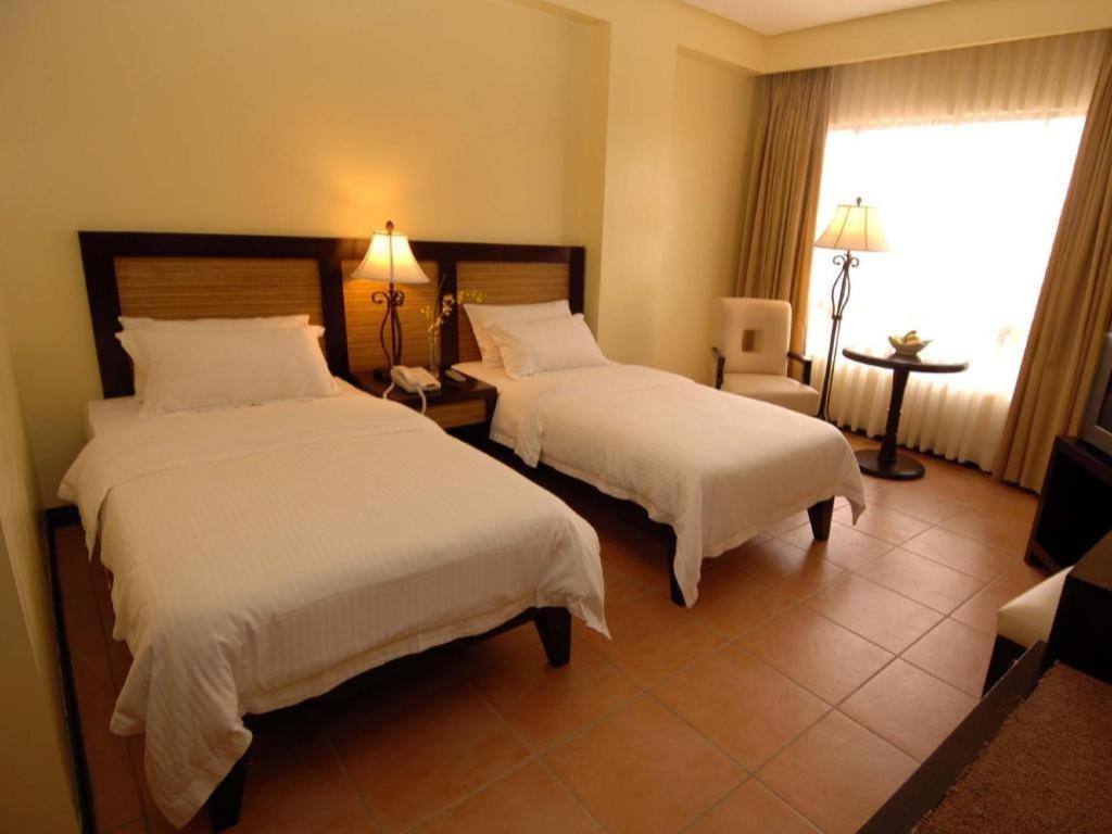 Planta Centro Bacolod Hotel & Residences Exterior foto