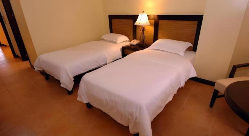 Planta Centro Bacolod Hotel & Residences Exterior foto